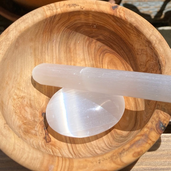 Selenite Palm Stone - Picture 3 of 7